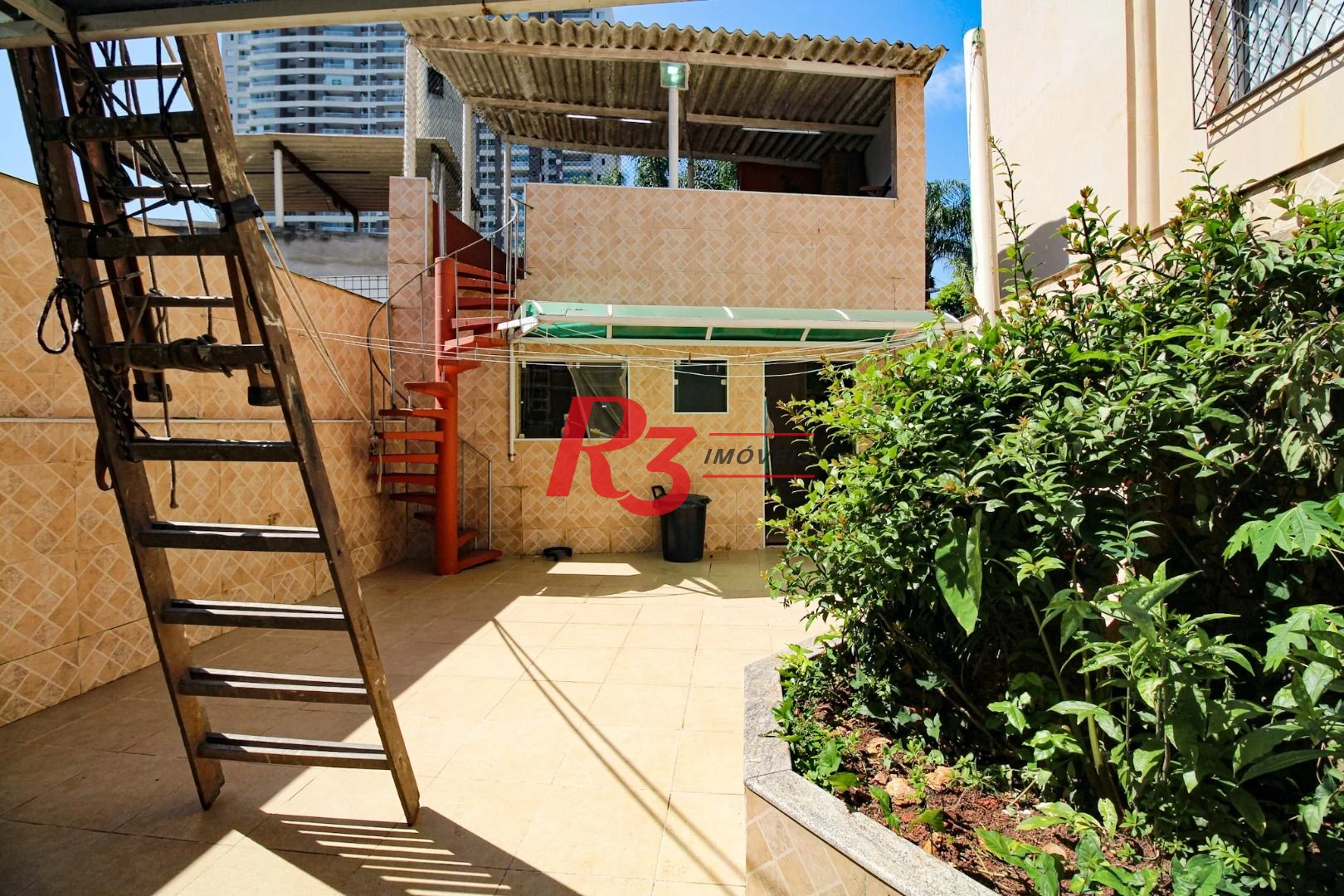 Sobrado com 3 dormitórios à venda, 220 m² por R$ 1.200.000,00 - Encruzilhada - Santos/SP