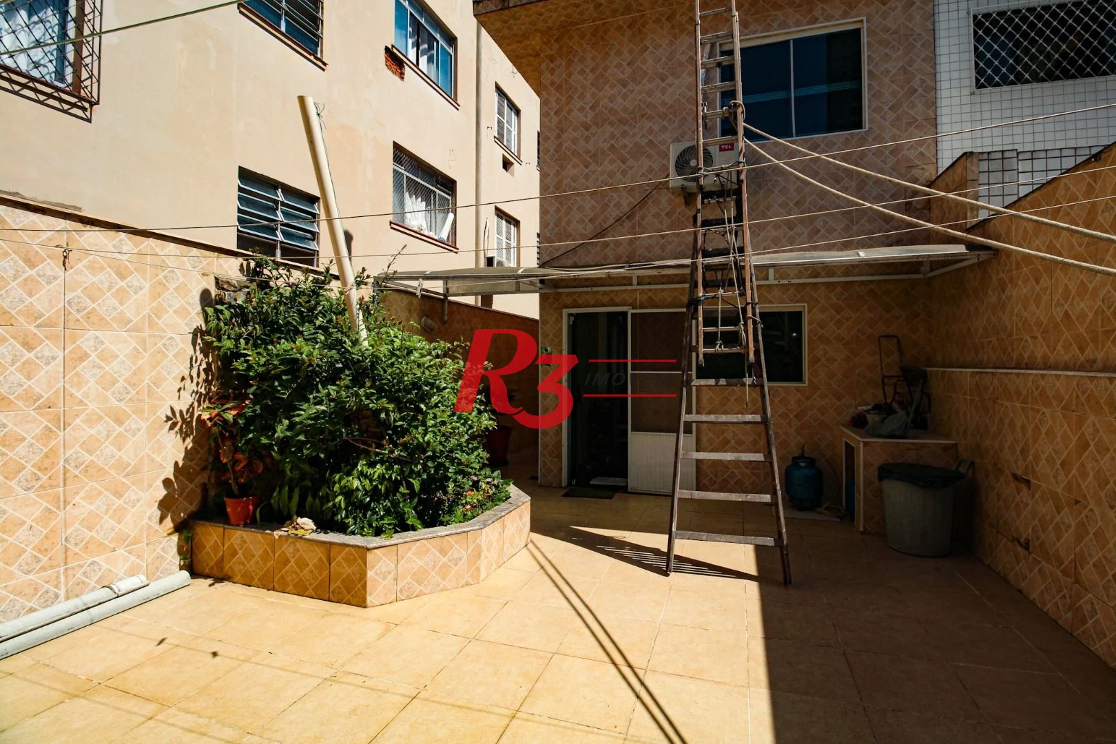 Sobrado com 3 dormitórios à venda, 220 m² por R$ 1.200.000,00 - Encruzilhada - Santos/SP