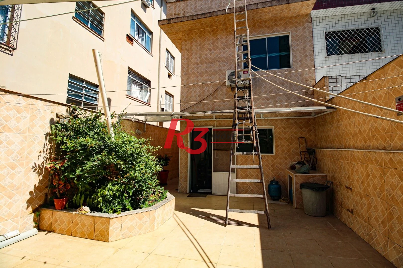 Sobrado com 3 dormitórios à venda, 220 m² por R$ 1.200.000,00 - Encruzilhada - Santos/SP