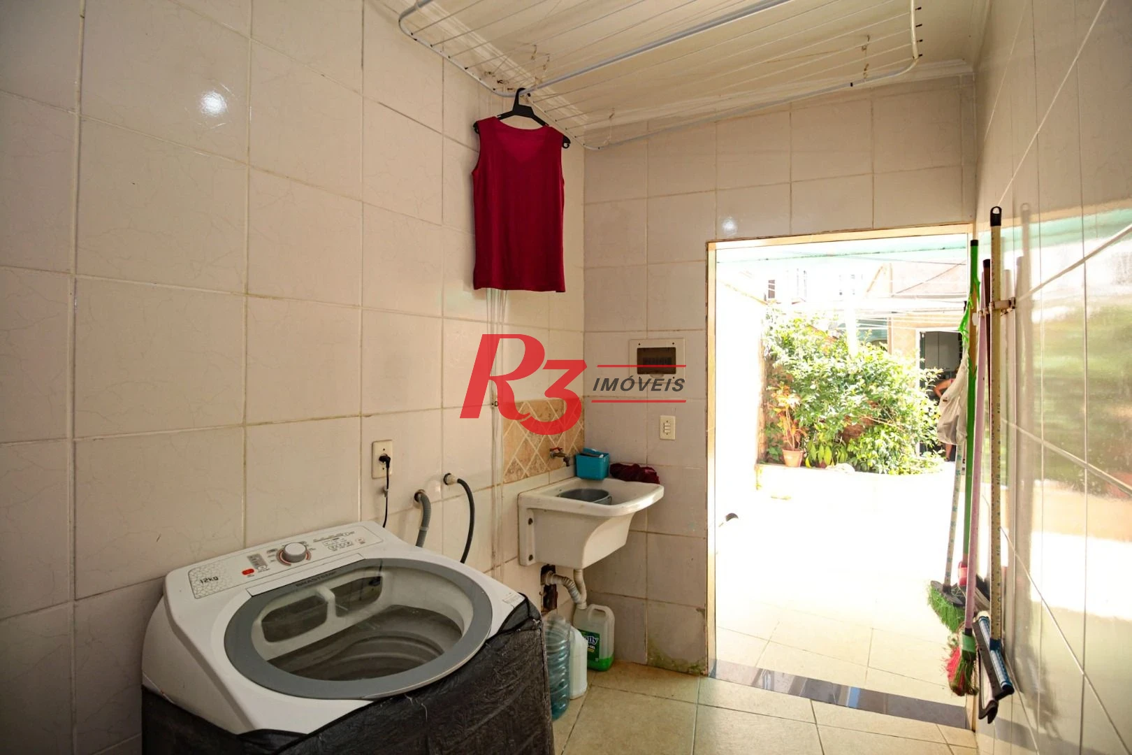 Sobrado com 3 dormitórios à venda, 220 m² por R$ 1.200.000,00 - Encruzilhada - Santos/SP