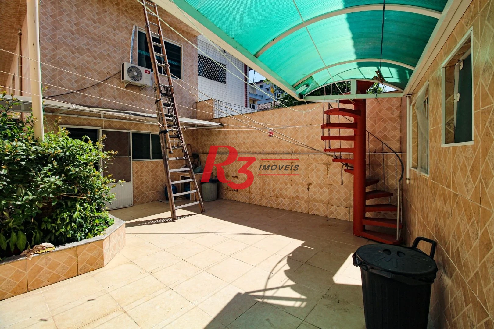 Sobrado com 3 dormitórios à venda, 220 m² por R$ 1.200.000,00 - Encruzilhada - Santos/SP