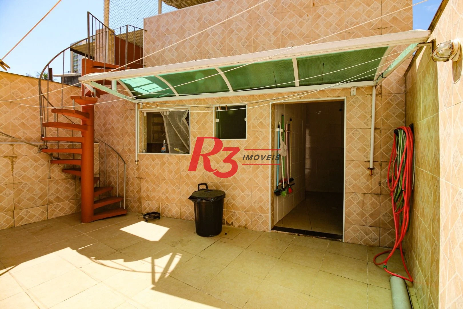 Sobrado com 3 dormitórios à venda, 220 m² por R$ 1.200.000,00 - Encruzilhada - Santos/SP