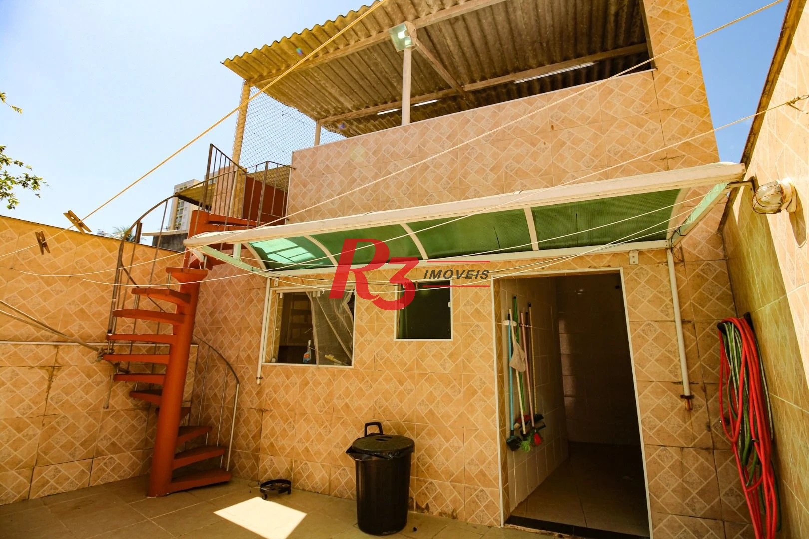 Sobrado com 3 dormitórios à venda, 220 m² por R$ 1.200.000,00 - Encruzilhada - Santos/SP
