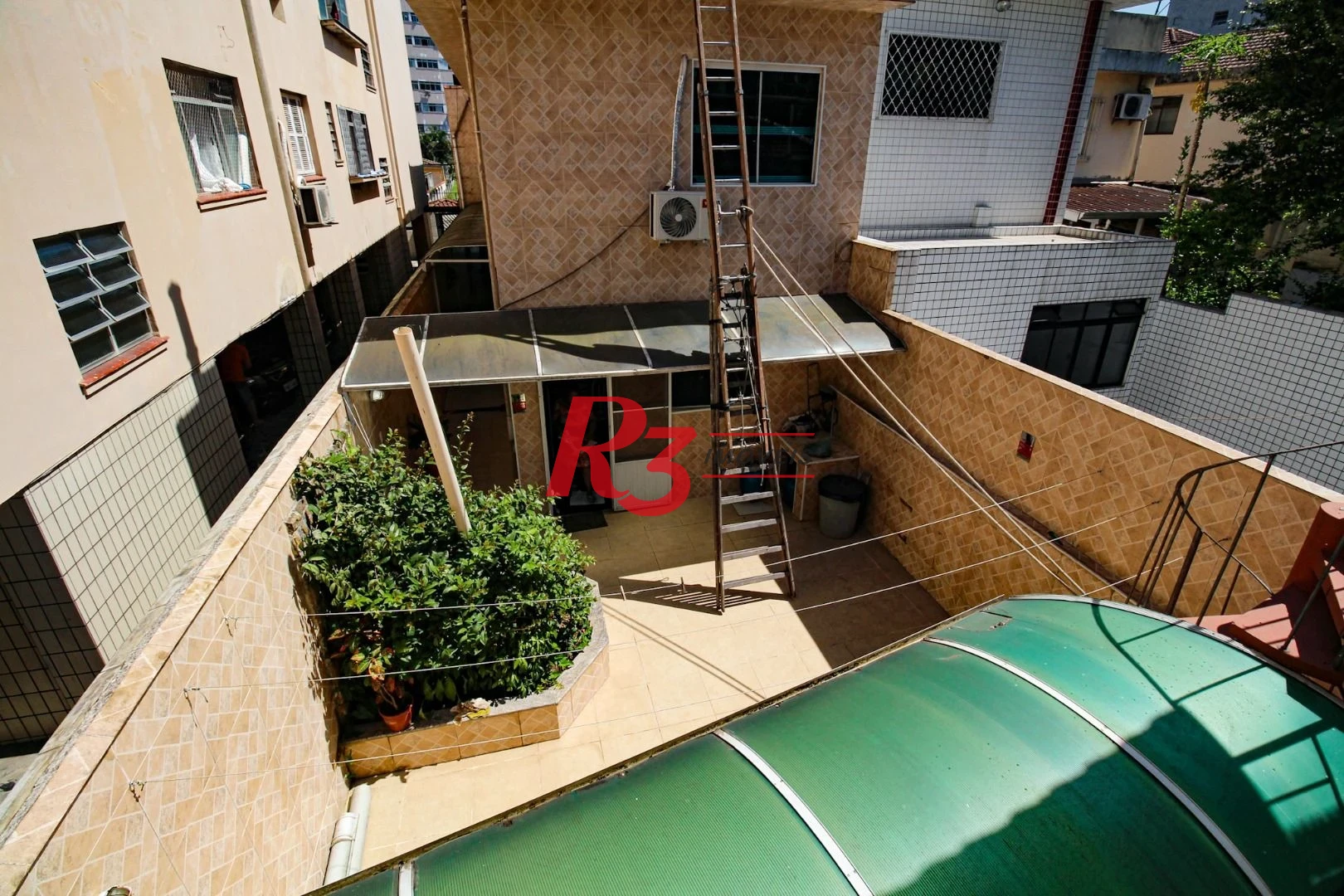 Sobrado com 3 dormitórios à venda, 220 m² por R$ 1.200.000,00 - Encruzilhada - Santos/SP