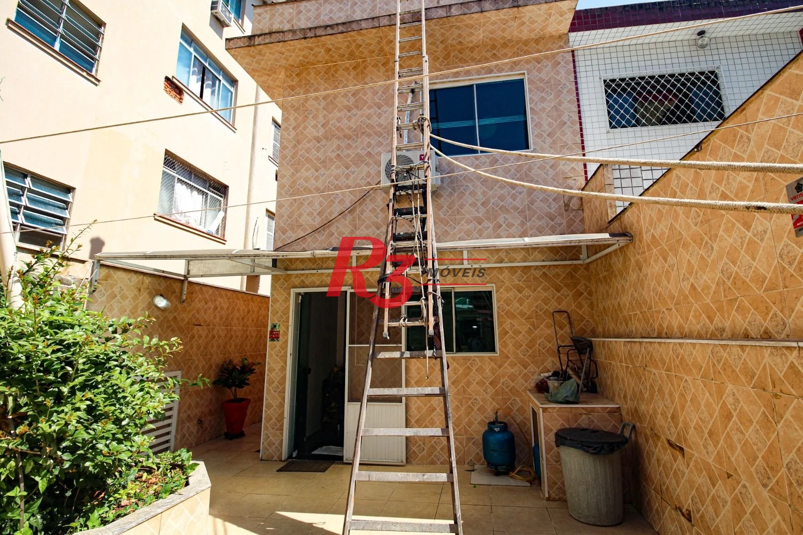 Sobrado com 3 dormitórios à venda, 220 m² por R$ 1.200.000,00 - Encruzilhada - Santos/SP