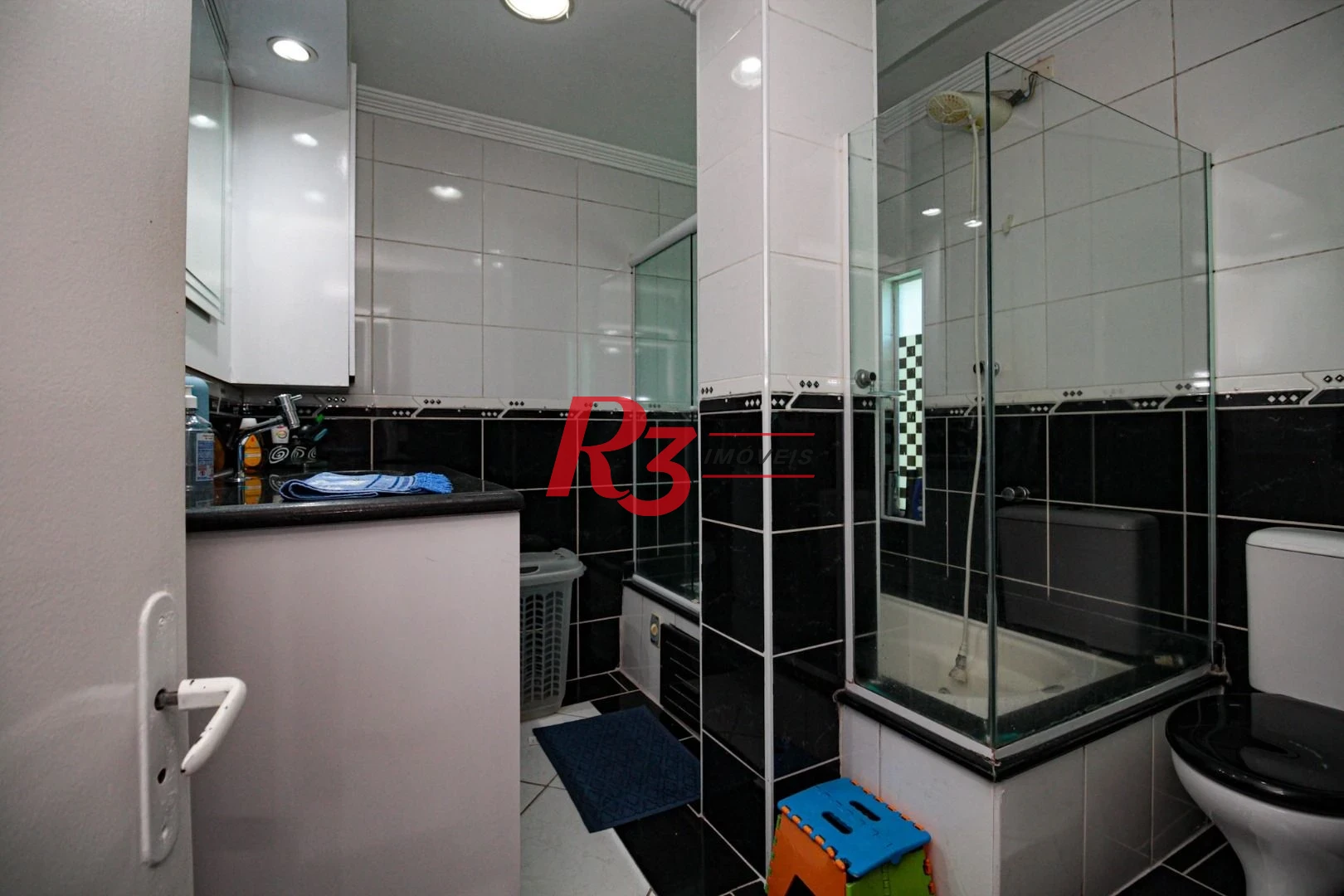 Sobrado com 3 dormitórios à venda, 220 m² por R$ 1.200.000,00 - Encruzilhada - Santos/SP
