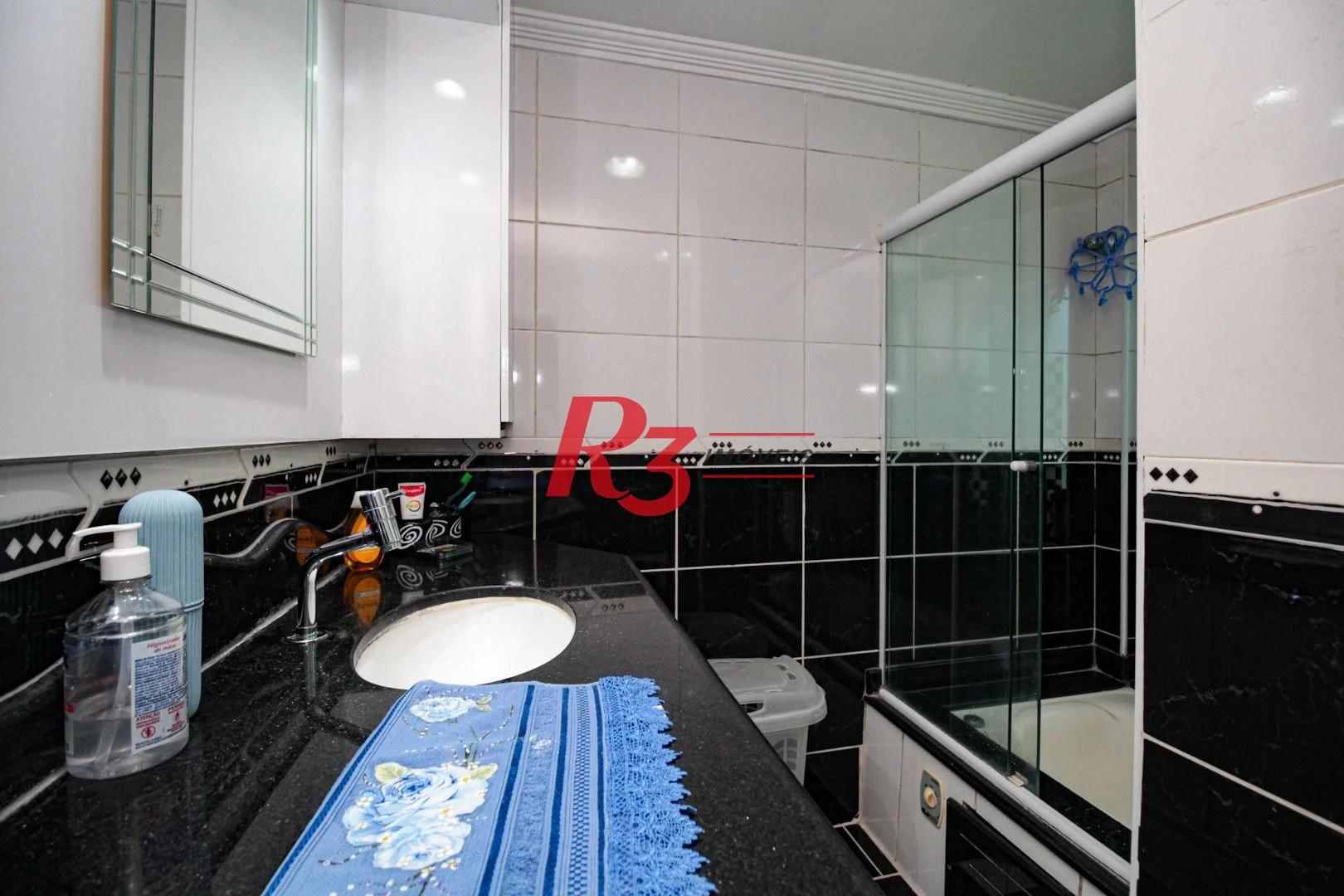 Sobrado com 3 dormitórios à venda, 220 m² por R$ 1.200.000,00 - Encruzilhada - Santos/SP