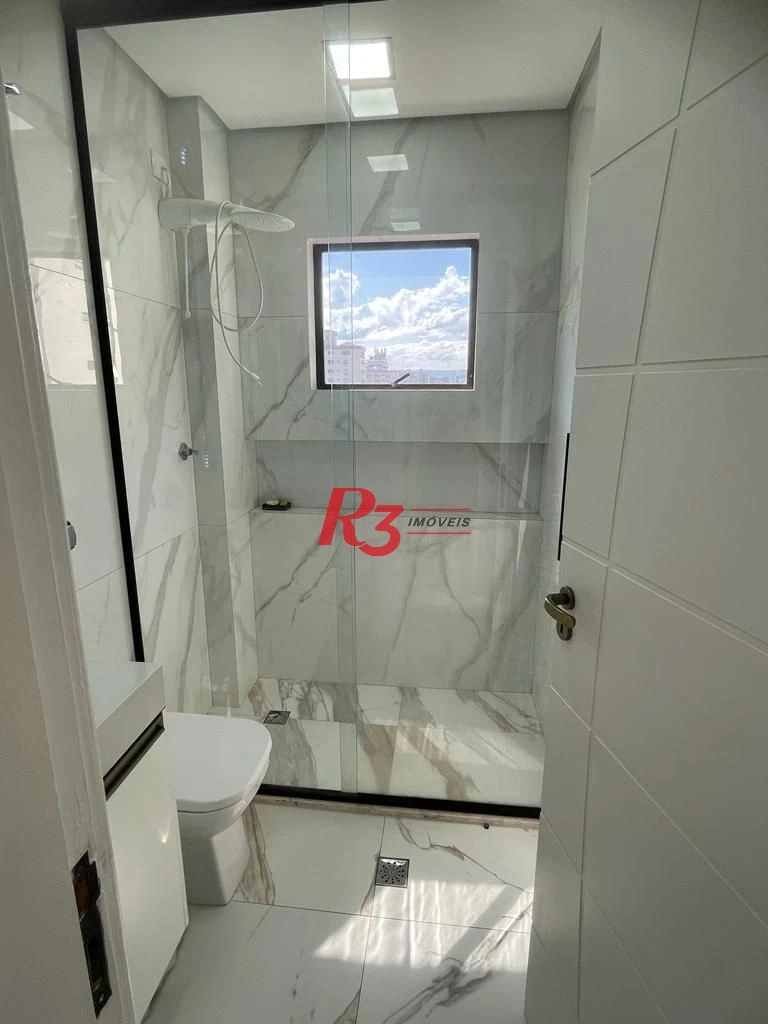 Aparecida - totalmente reformado - 2 dorm com 3 revertido - cozinha totalmente mobiliada - frente - ar condicionado.
