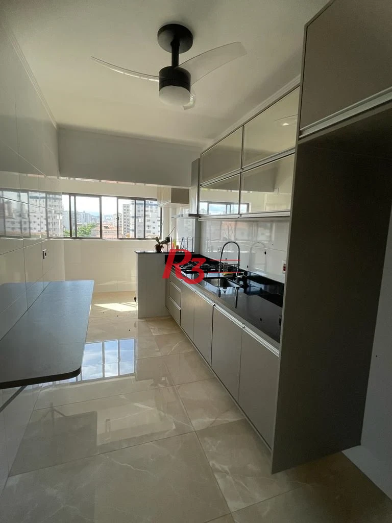 Aparecida - totalmente reformado - 2 dorm com 3 revertido - cozinha totalmente mobiliada - frente - ar condicionado.