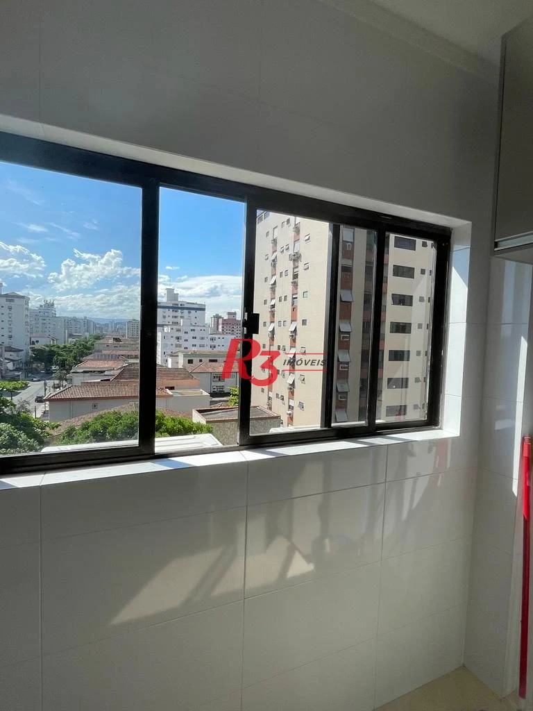 Aparecida - totalmente reformado - 2 dorm com 3 revertido - cozinha totalmente mobiliada - frente - ar condicionado.