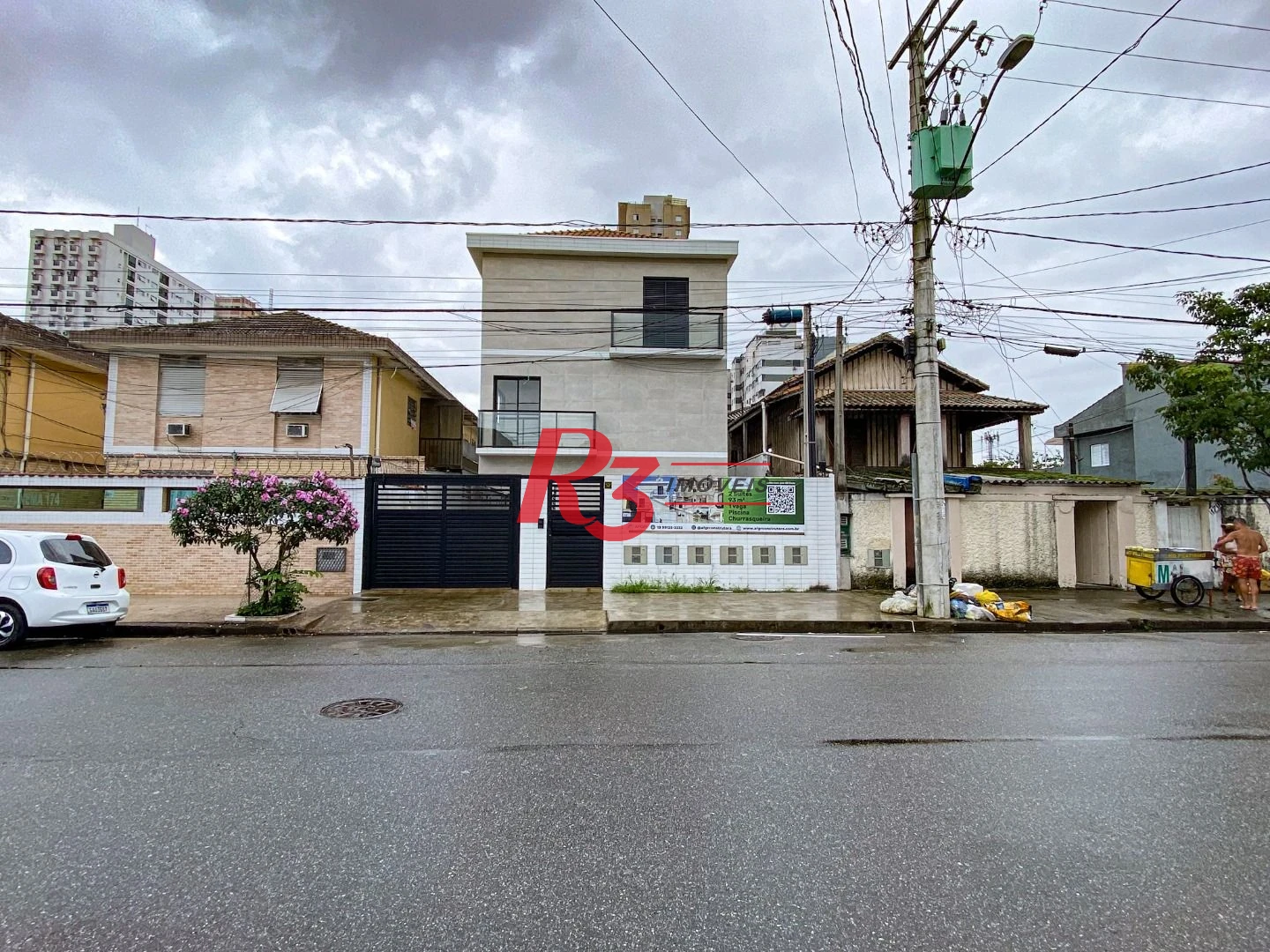 Sobrado triplex  à venda  em villagio no bairro do Macuco. 94 m², 2 suítes, vaga para 2 carros  e 1 moto e espaço com churrasqueira e quintal !!