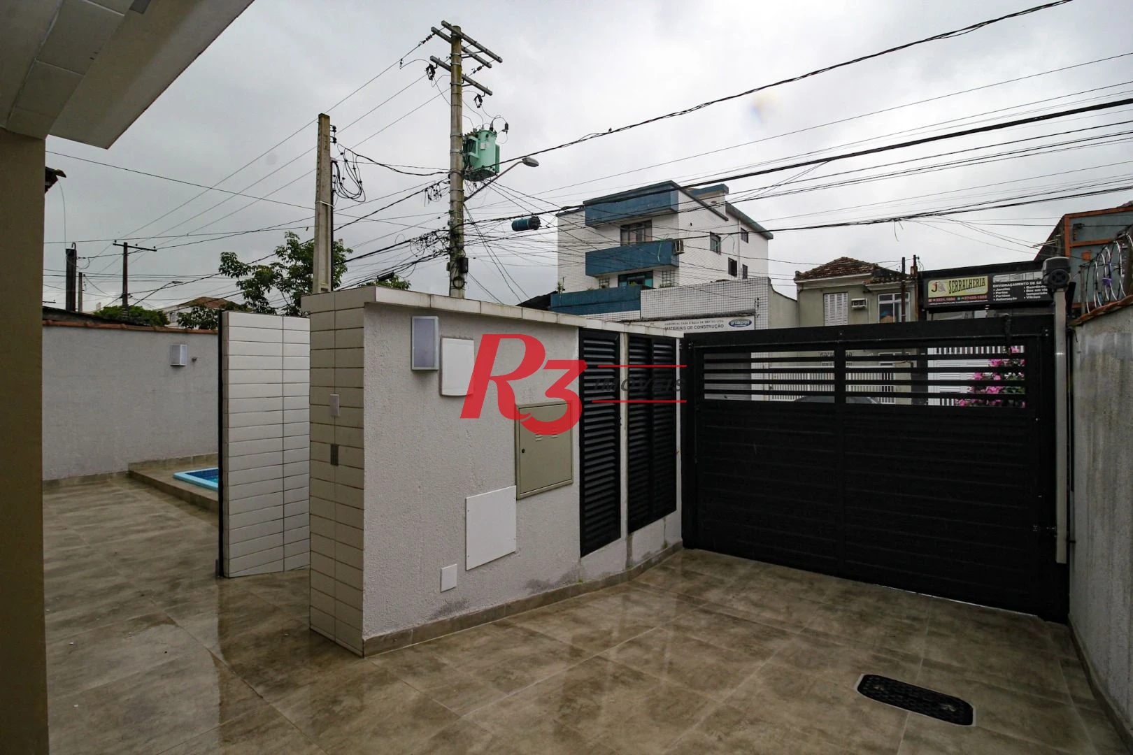 Sobrado triplex  à venda  em villagio no bairro do Macuco. 94 m², 2 suítes, vaga para 2 carros  e 1 moto e espaço com churrasqueira e quintal !!