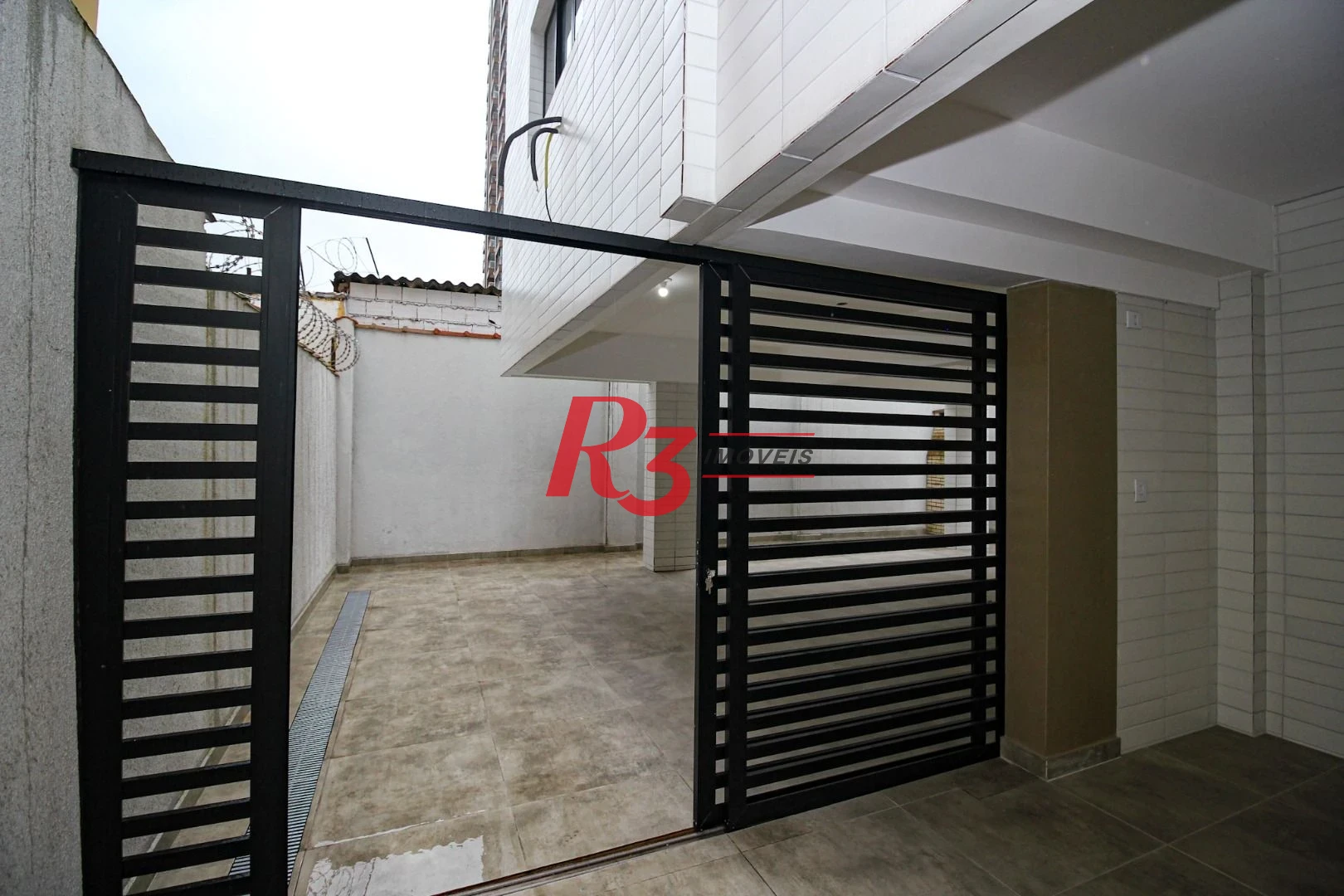 Sobrado triplex  à venda  em villagio no bairro do Macuco. 94 m², 2 suítes, vaga para 2 carros  e 1 moto e espaço com churrasqueira e quintal !!