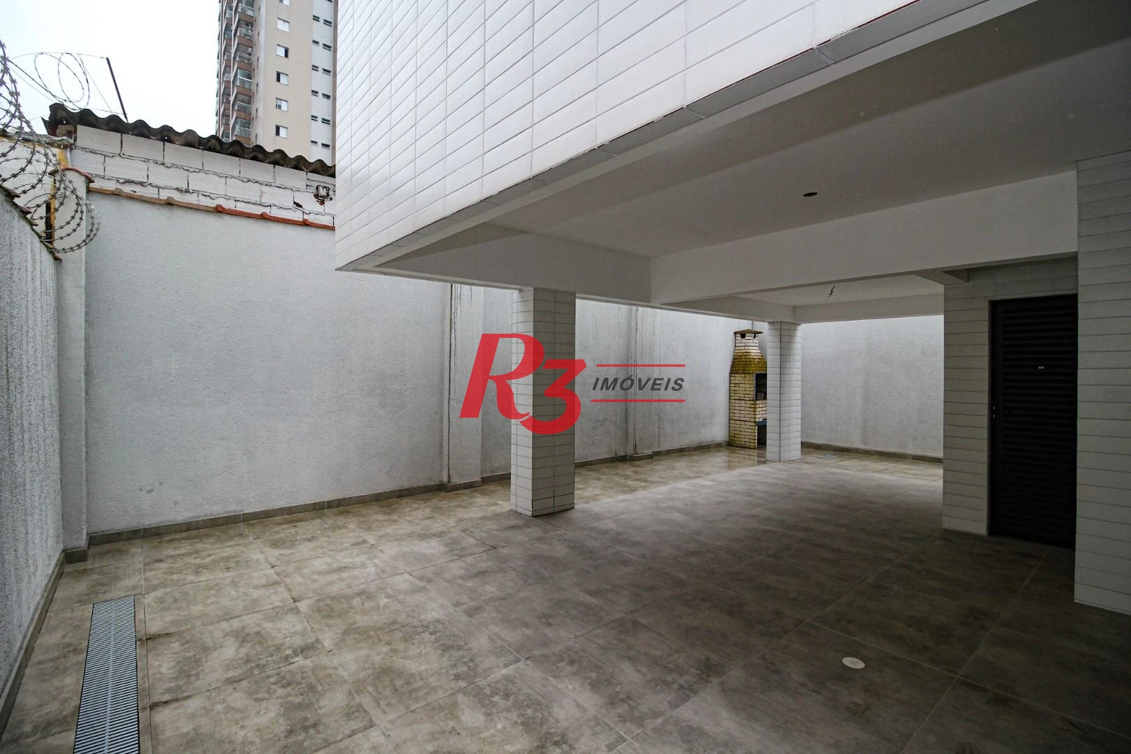 Sobrado triplex  à venda  em villagio no bairro do Macuco. 94 m², 2 suítes, vaga para 2 carros  e 1 moto e espaço com churrasqueira e quintal !!