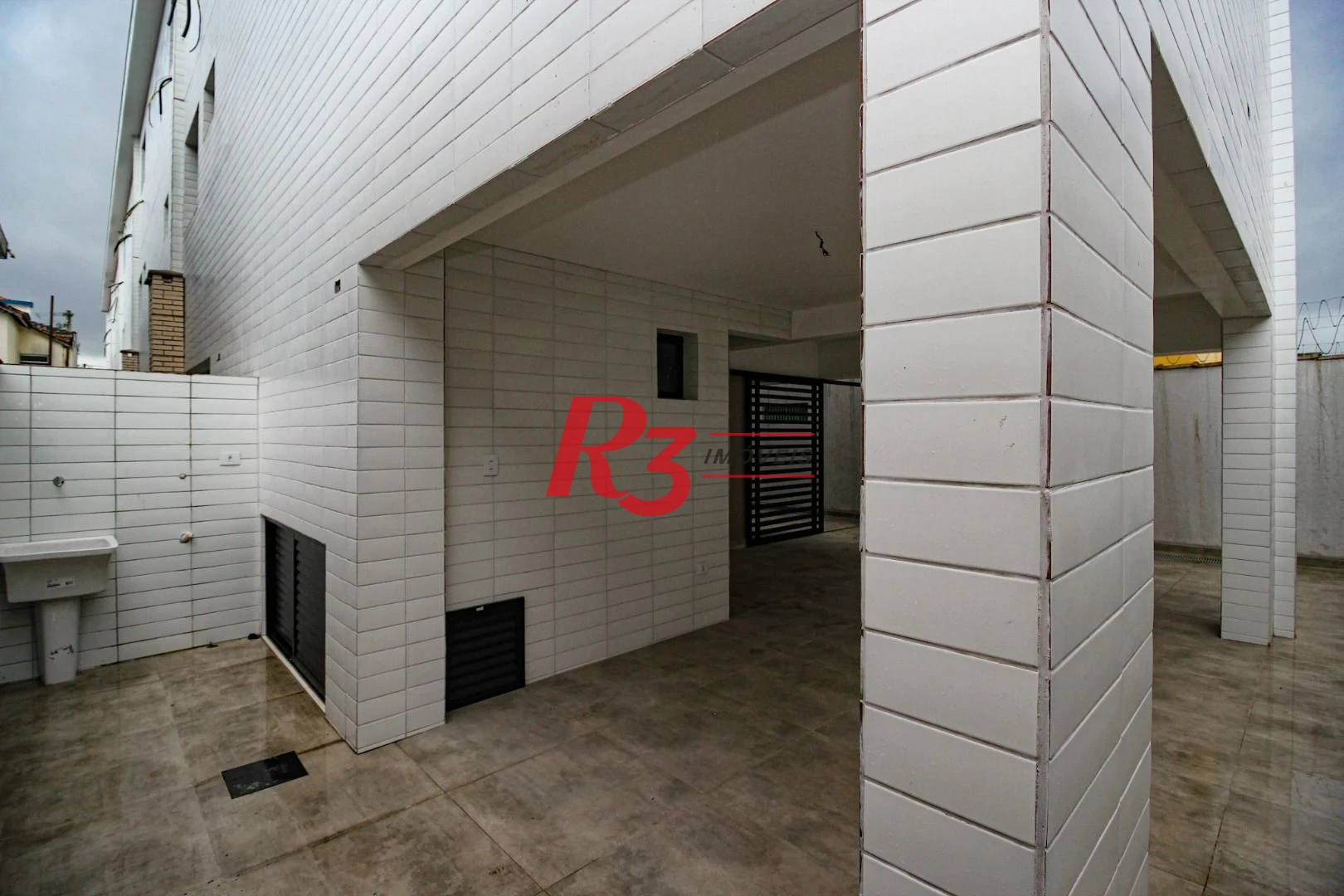 Sobrado triplex  à venda  em villagio no bairro do Macuco. 94 m², 2 suítes, vaga para 2 carros  e 1 moto e espaço com churrasqueira e quintal !!