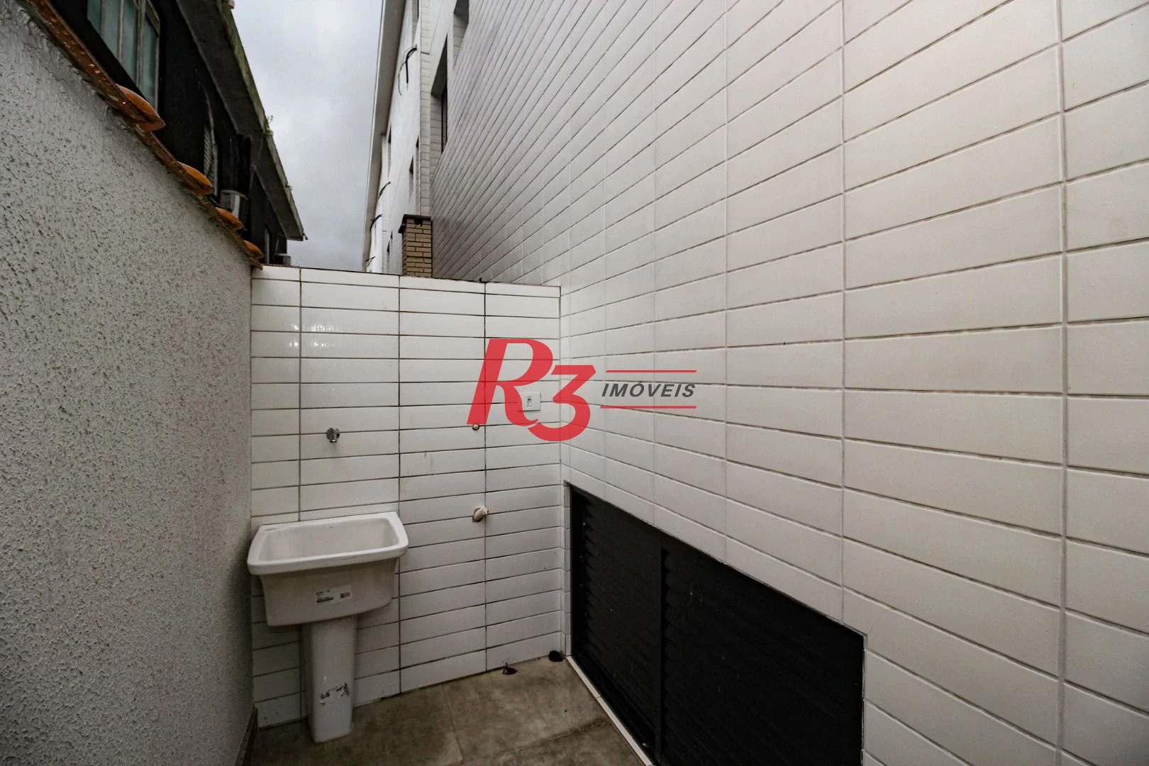 Sobrado triplex  à venda  em villagio no bairro do Macuco. 94 m², 2 suítes, vaga para 2 carros  e 1 moto e espaço com churrasqueira e quintal !!