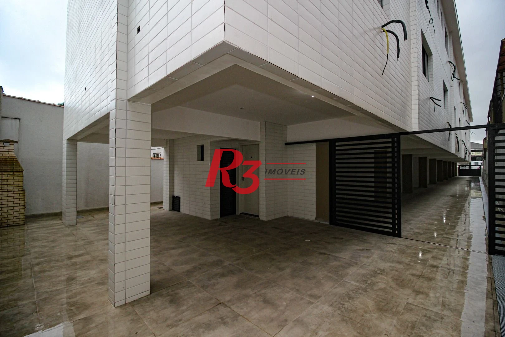 Sobrado triplex  à venda  em villagio no bairro do Macuco. 94 m², 2 suítes, vaga para 2 carros  e 1 moto e espaço com churrasqueira e quintal !!