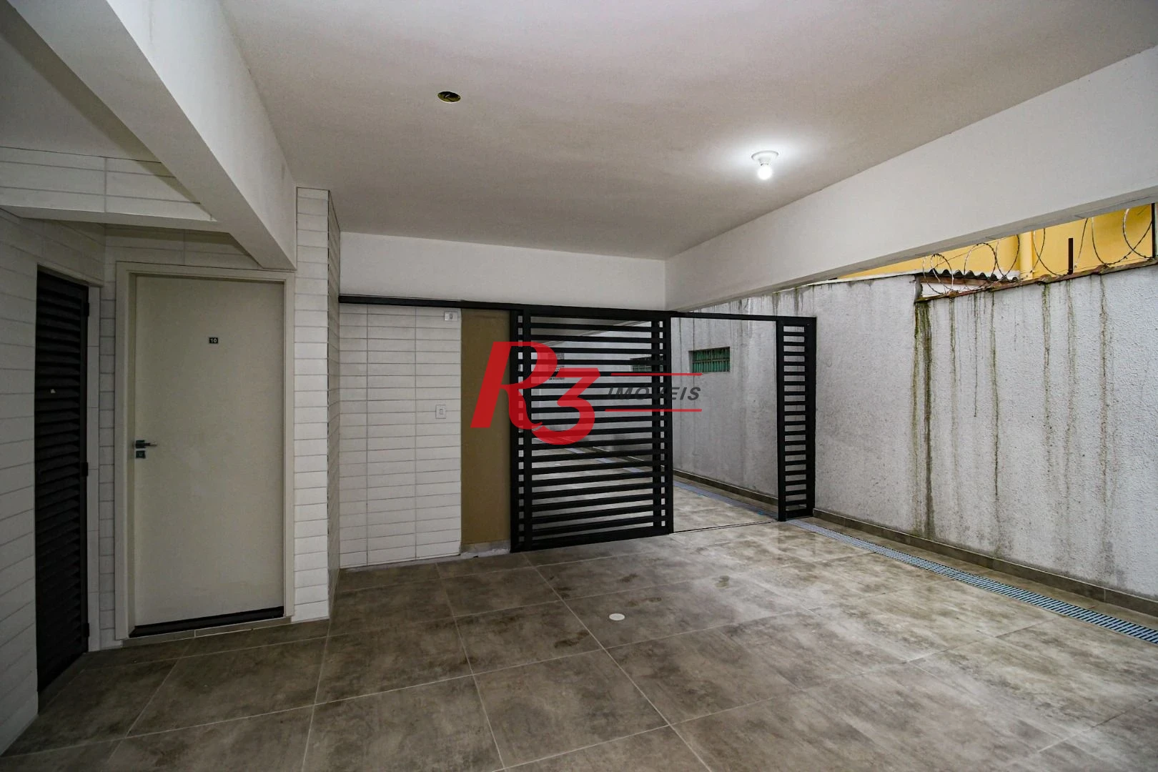 Sobrado triplex  à venda  em villagio no bairro do Macuco. 94 m², 2 suítes, vaga para 2 carros  e 1 moto e espaço com churrasqueira e quintal !!