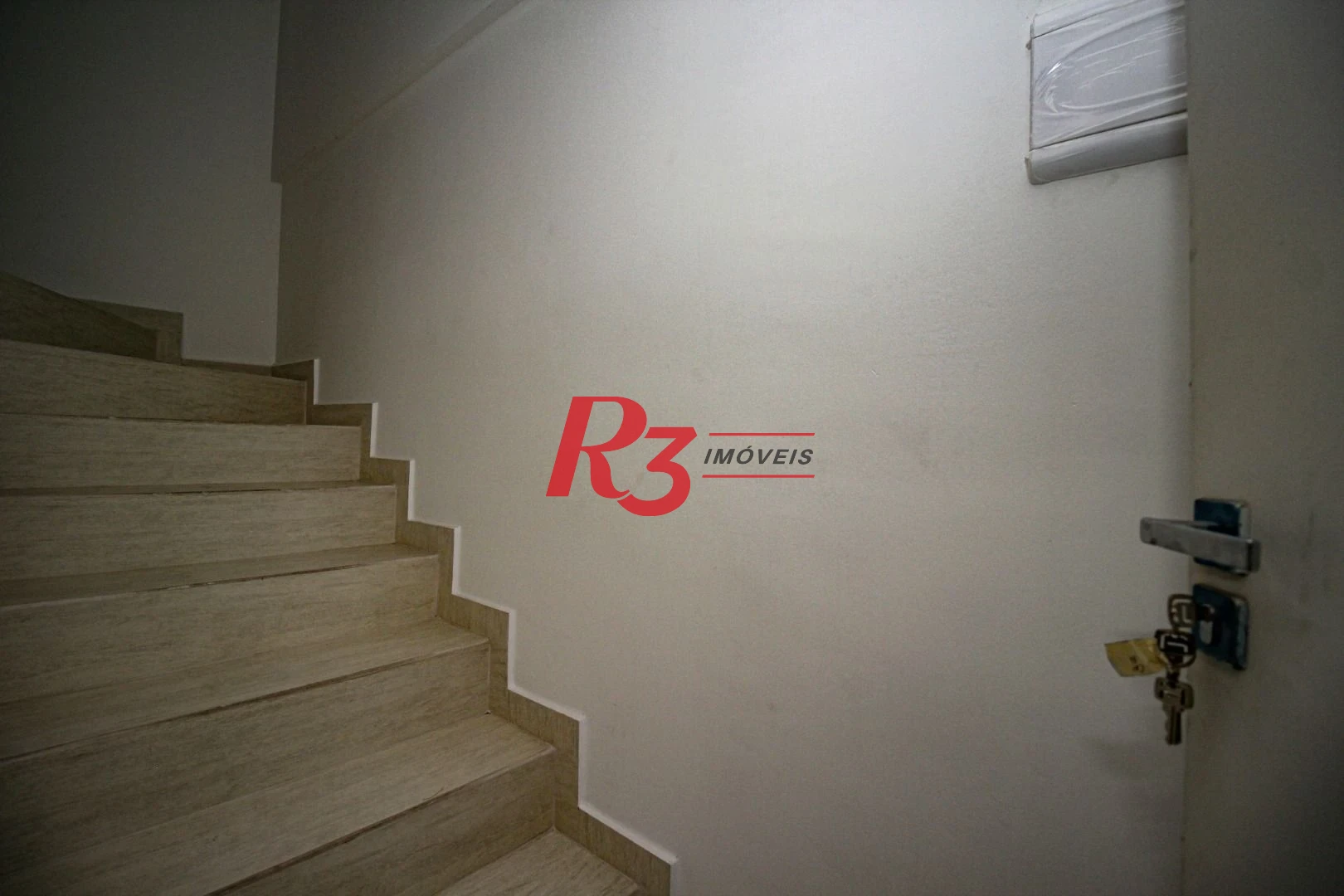 Sobrado triplex  à venda  em villagio no bairro do Macuco. 94 m², 2 suítes, vaga para 2 carros  e 1 moto e espaço com churrasqueira e quintal !!
