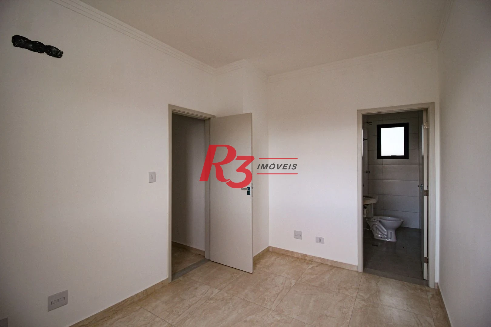Sobrado triplex  à venda  em villagio no bairro do Macuco. 94 m², 2 suítes, vaga para 2 carros  e 1 moto e espaço com churrasqueira e quintal !!
