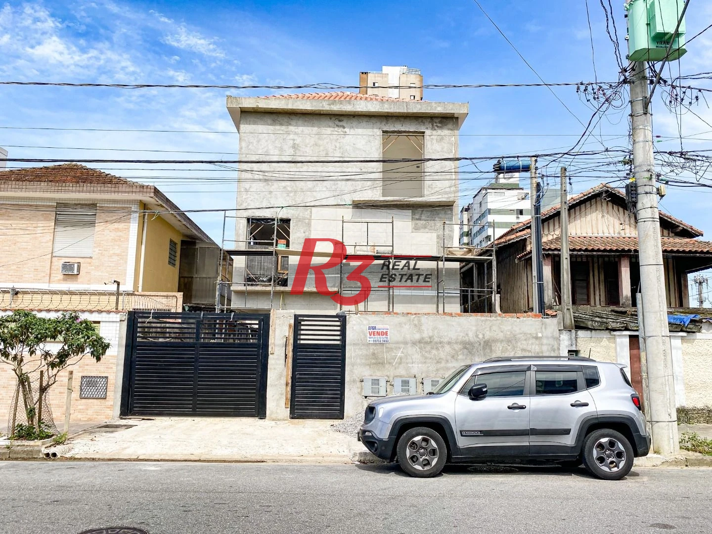 Sobrado triplex  à venda  em villagio no bairro do Macuco. 94 m², 2 suítes, vaga para carro e moto e espaço com churrasqueira.