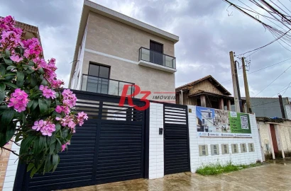Sobrado triplex  à venda  em villagio no bairro do Macuco. 94 m², 2 suítes, vaga para carro e moto e espaço com churrasqueira !
