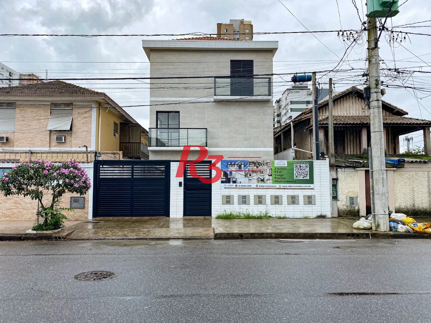 Sobrado triplex  à venda  em villagio no bairro do Macuco. 94 m², 2 suítes, vaga para carro e moto e espaço com churrasqueira !