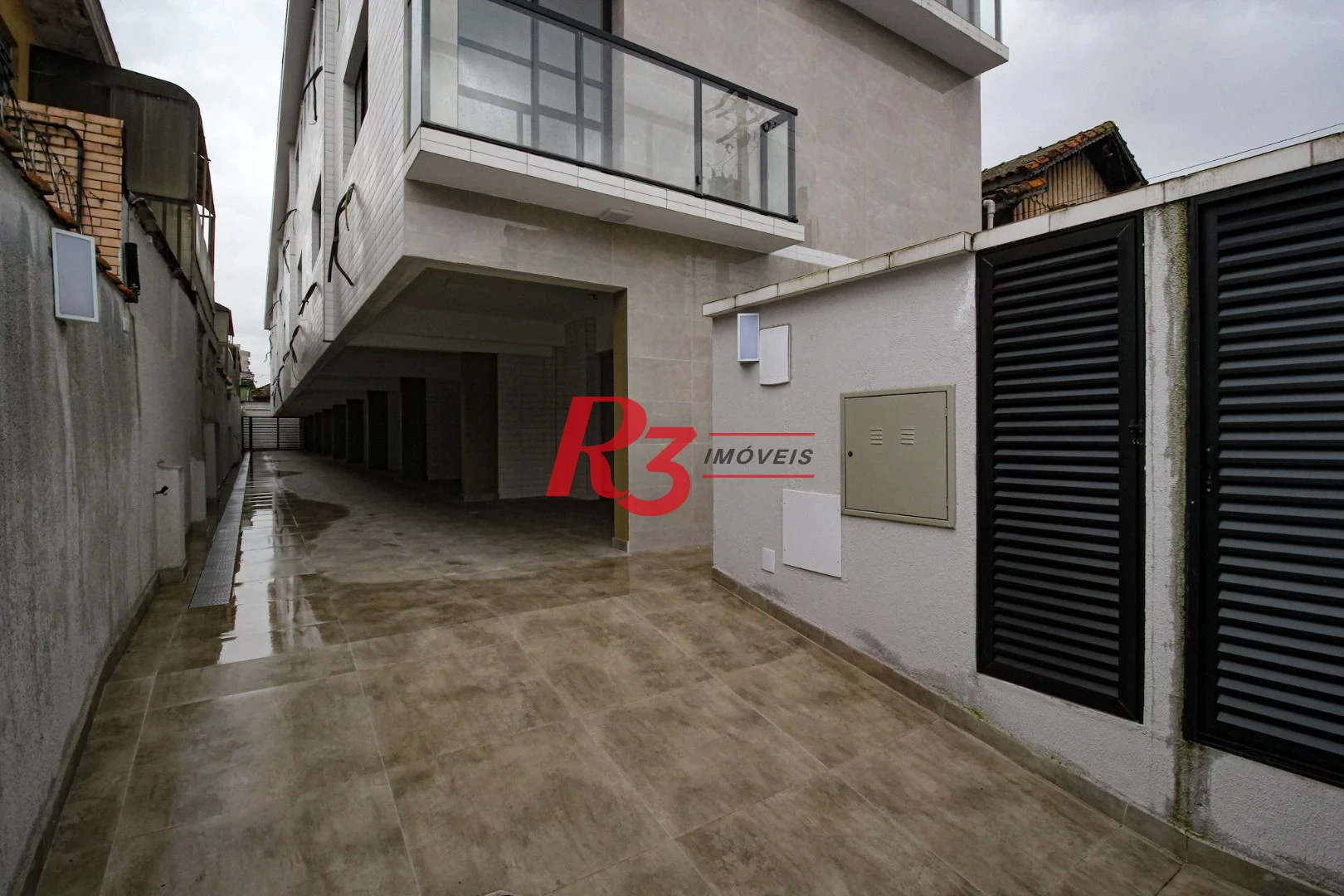 Sobrado triplex  à venda  em villagio no bairro do Macuco. 94 m², 2 suítes, vaga para carro e moto e espaço com churrasqueira !