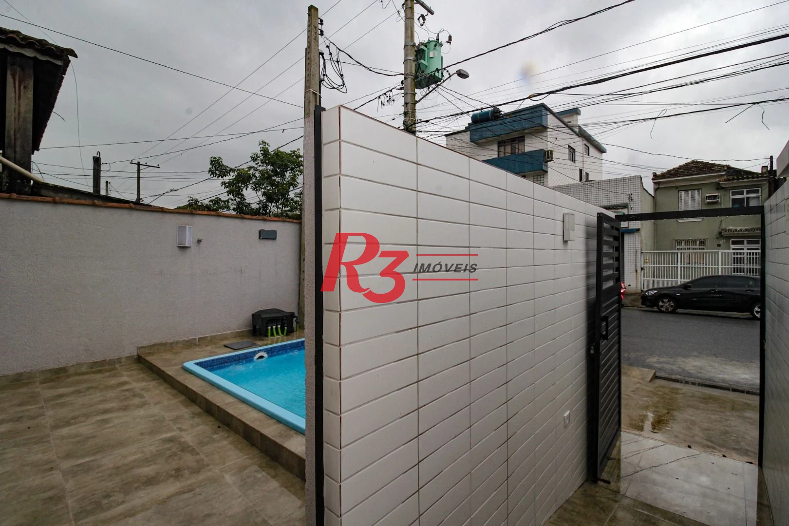 Sobrado triplex  à venda  em villagio no bairro do Macuco. 94 m², 2 suítes, vaga para carro e moto e espaço com churrasqueira !