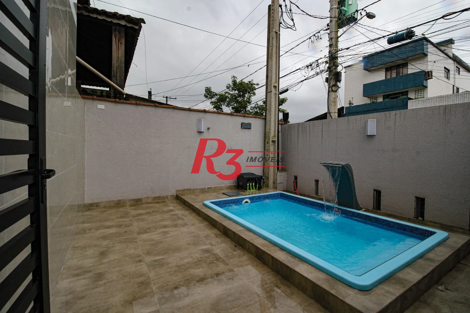 Sobrado triplex  à venda  em villagio no bairro do Macuco. 94 m², 2 suítes, vaga para carro e moto e espaço com churrasqueira !