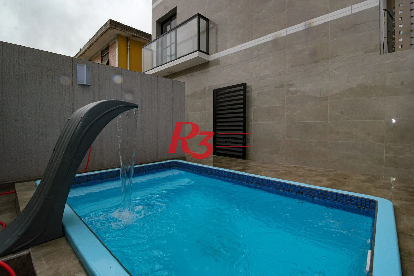 Sobrado triplex  à venda  em villagio no bairro do Macuco. 94 m², 2 suítes, vaga para carro e moto e espaço com churrasqueira !