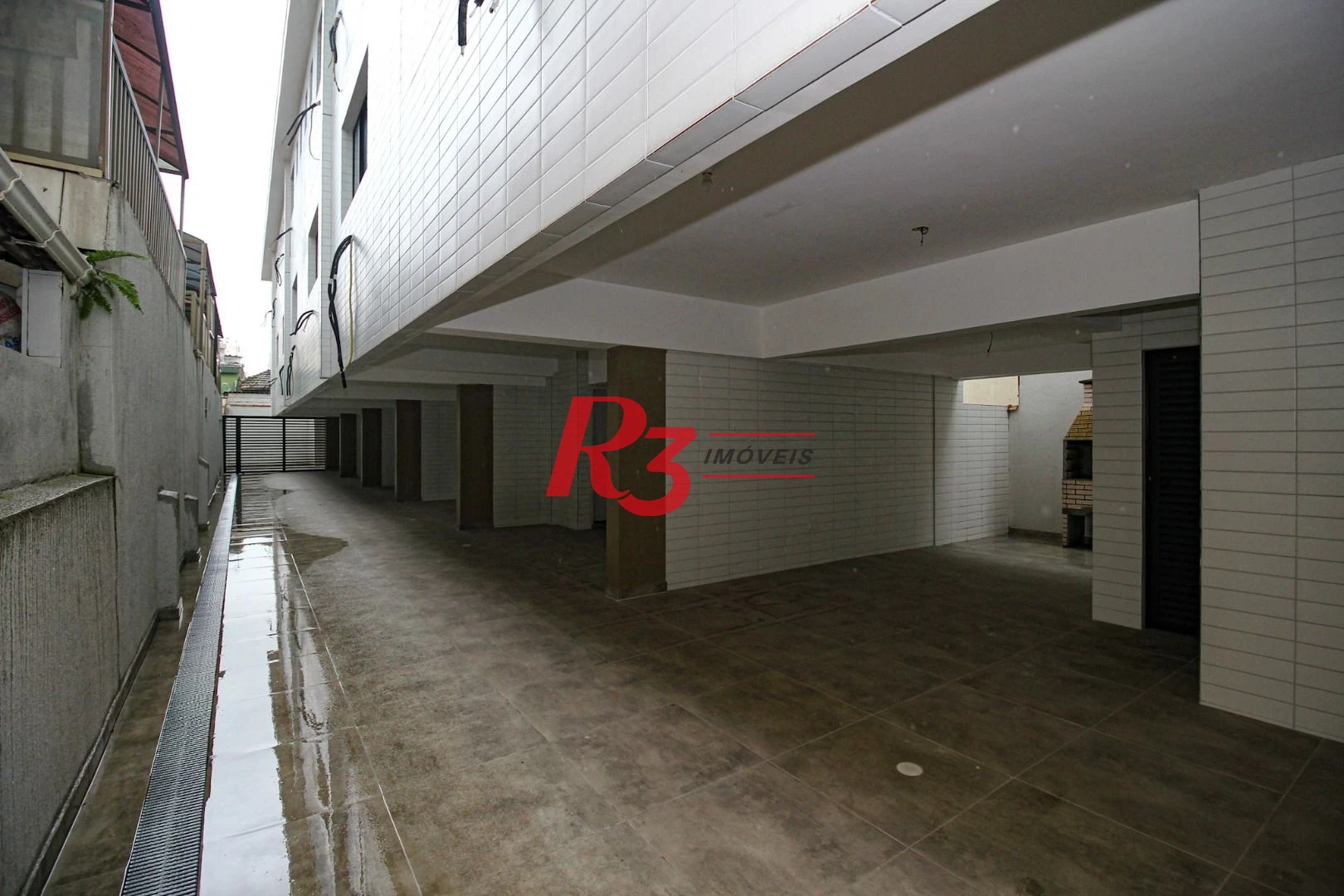 Sobrado triplex  à venda  em villagio no bairro do Macuco. 94 m², 2 suítes, vaga para carro e moto e espaço com churrasqueira !