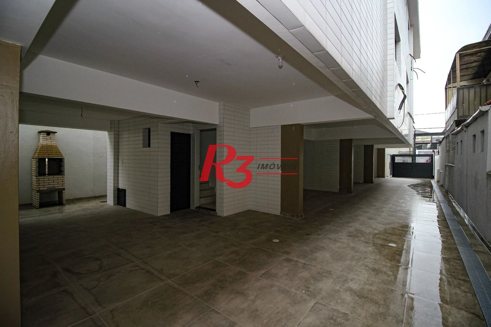 Sobrado triplex  à venda  em villagio no bairro do Macuco. 94 m², 2 suítes, vaga para carro e moto e espaço com churrasqueira !