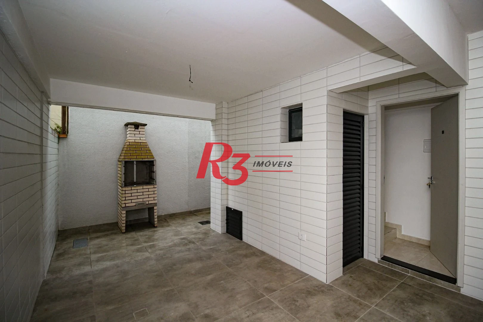 Sobrado triplex  à venda  em villagio no bairro do Macuco. 94 m², 2 suítes, vaga para carro e moto e espaço com churrasqueira !