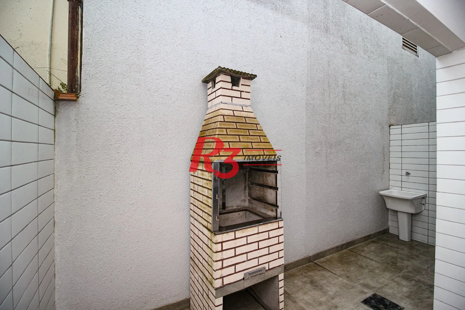 Sobrado triplex  à venda  em villagio no bairro do Macuco. 94 m², 2 suítes, vaga para carro e moto e espaço com churrasqueira !