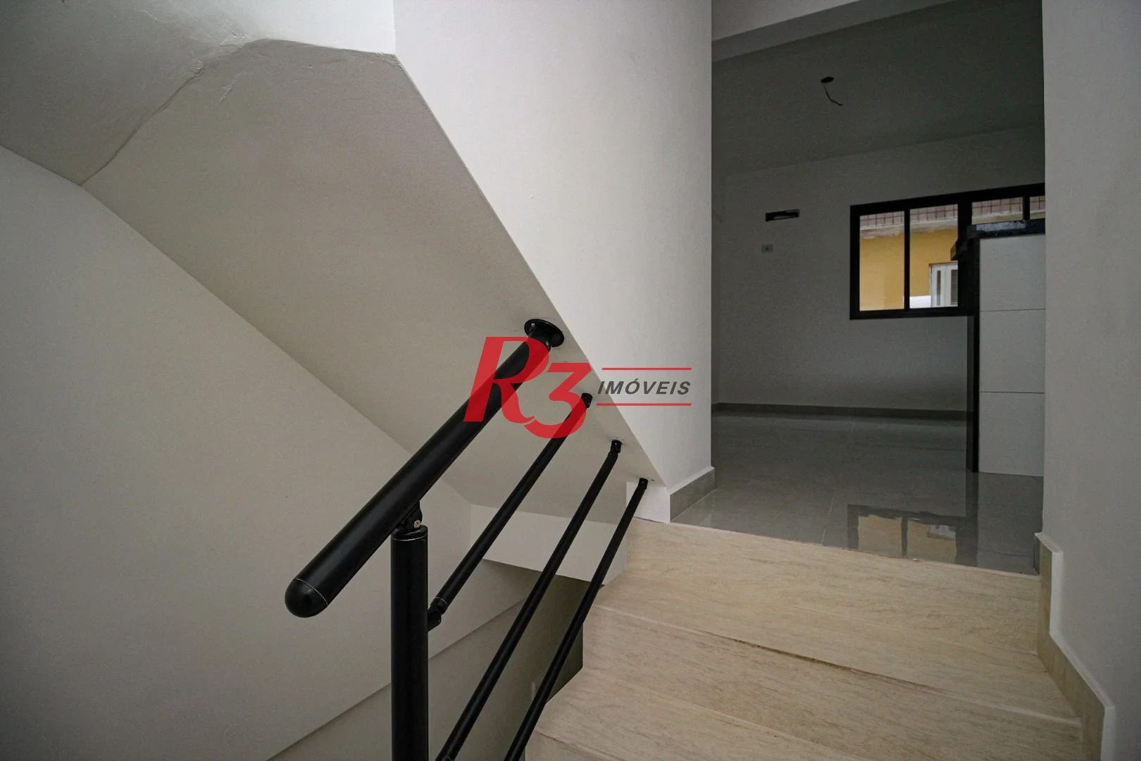 Sobrado triplex  à venda  em villagio no bairro do Macuco. 94 m², 2 suítes, vaga para carro e moto e espaço com churrasqueira !