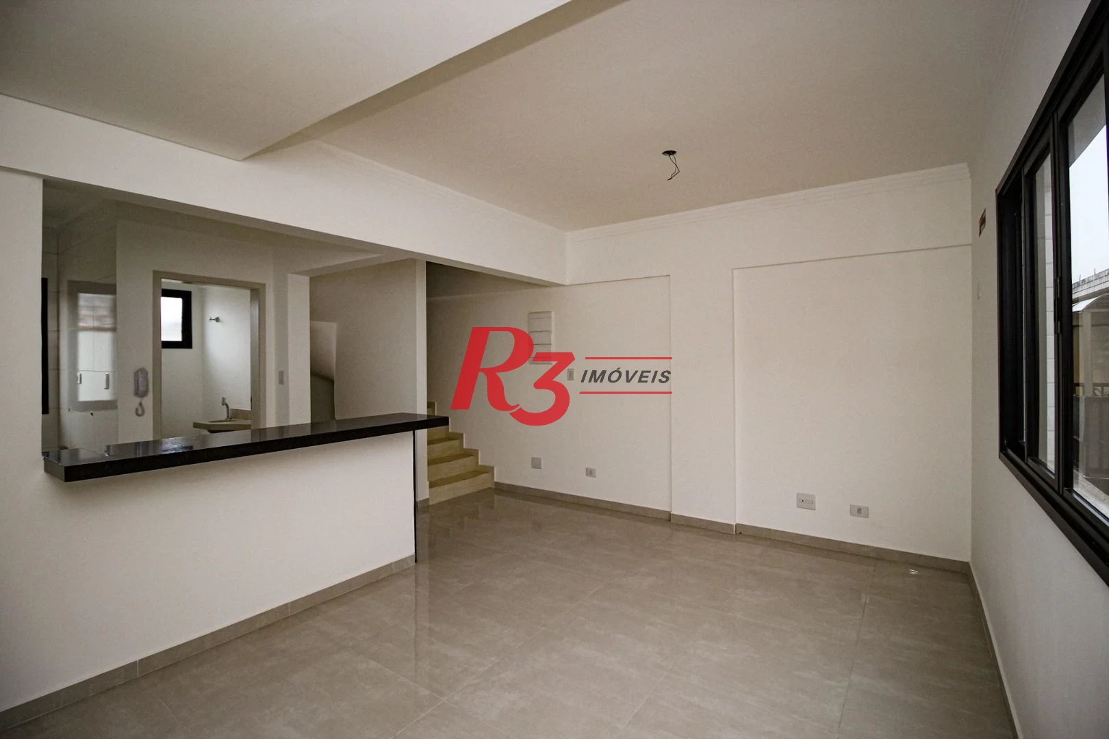 Sobrado triplex  à venda  em villagio no bairro do Macuco. 94 m², 2 suítes, vaga para carro e moto e espaço com churrasqueira !