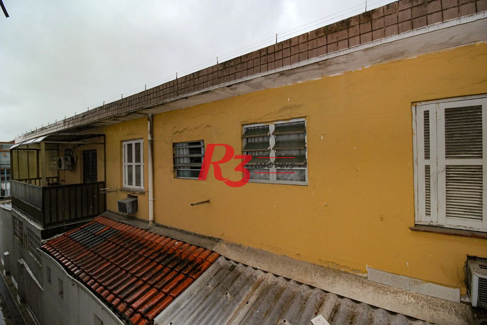 Sobrado triplex  à venda  em villagio no bairro do Macuco. 94 m², 2 suítes, vaga para carro e moto e espaço com churrasqueira !