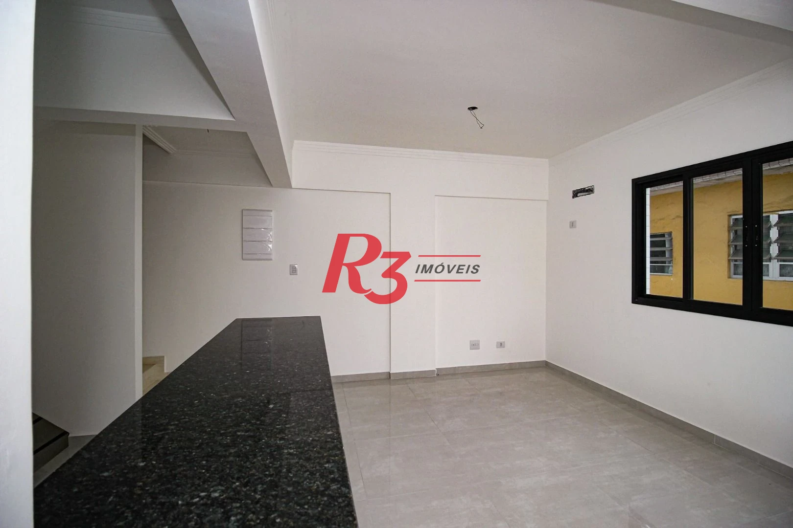 Sobrado triplex  à venda  em villagio no bairro do Macuco. 94 m², 2 suítes, vaga para carro e moto e espaço com churrasqueira !
