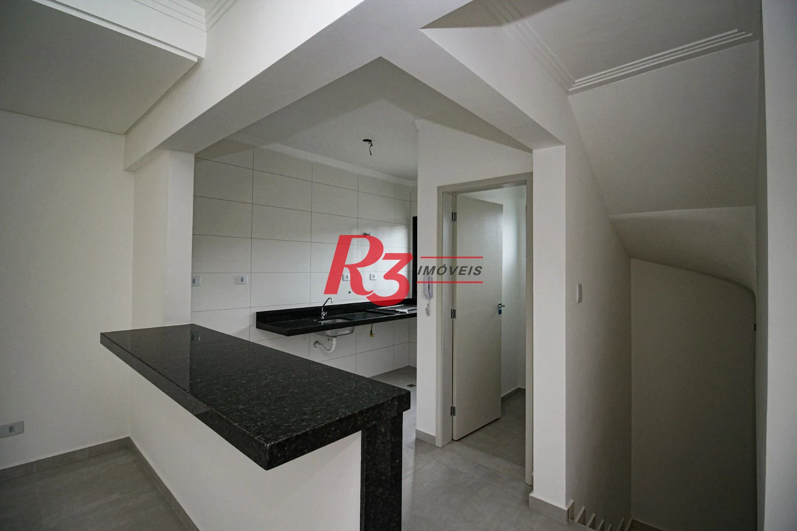 Sobrado triplex  à venda  em villagio no bairro do Macuco. 94 m², 2 suítes, vaga para carro e moto e espaço com churrasqueira !