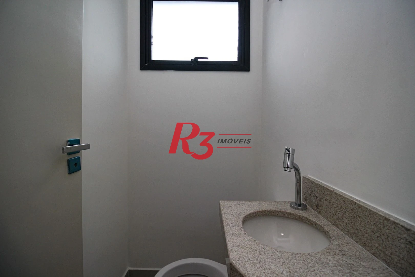 Sobrado triplex  à venda  em villagio no bairro do Macuco. 94 m², 2 suítes, vaga para carro e moto e espaço com churrasqueira !