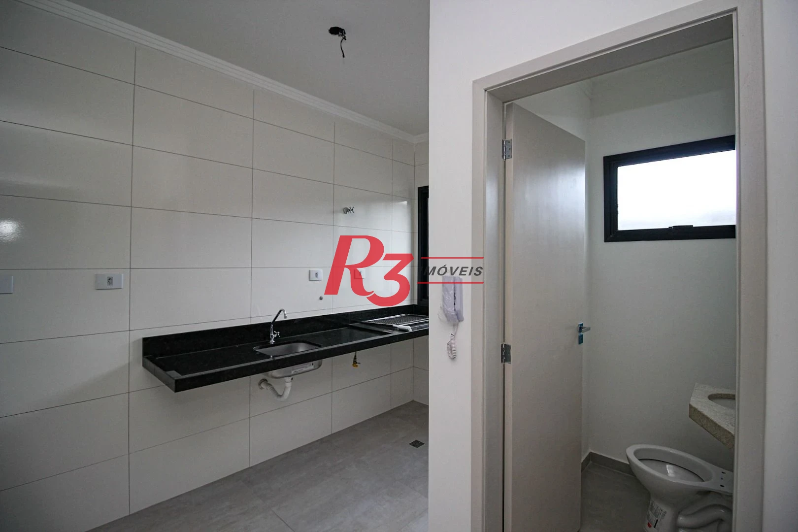Sobrado triplex  à venda  em villagio no bairro do Macuco. 94 m², 2 suítes, vaga para carro e moto e espaço com churrasqueira !