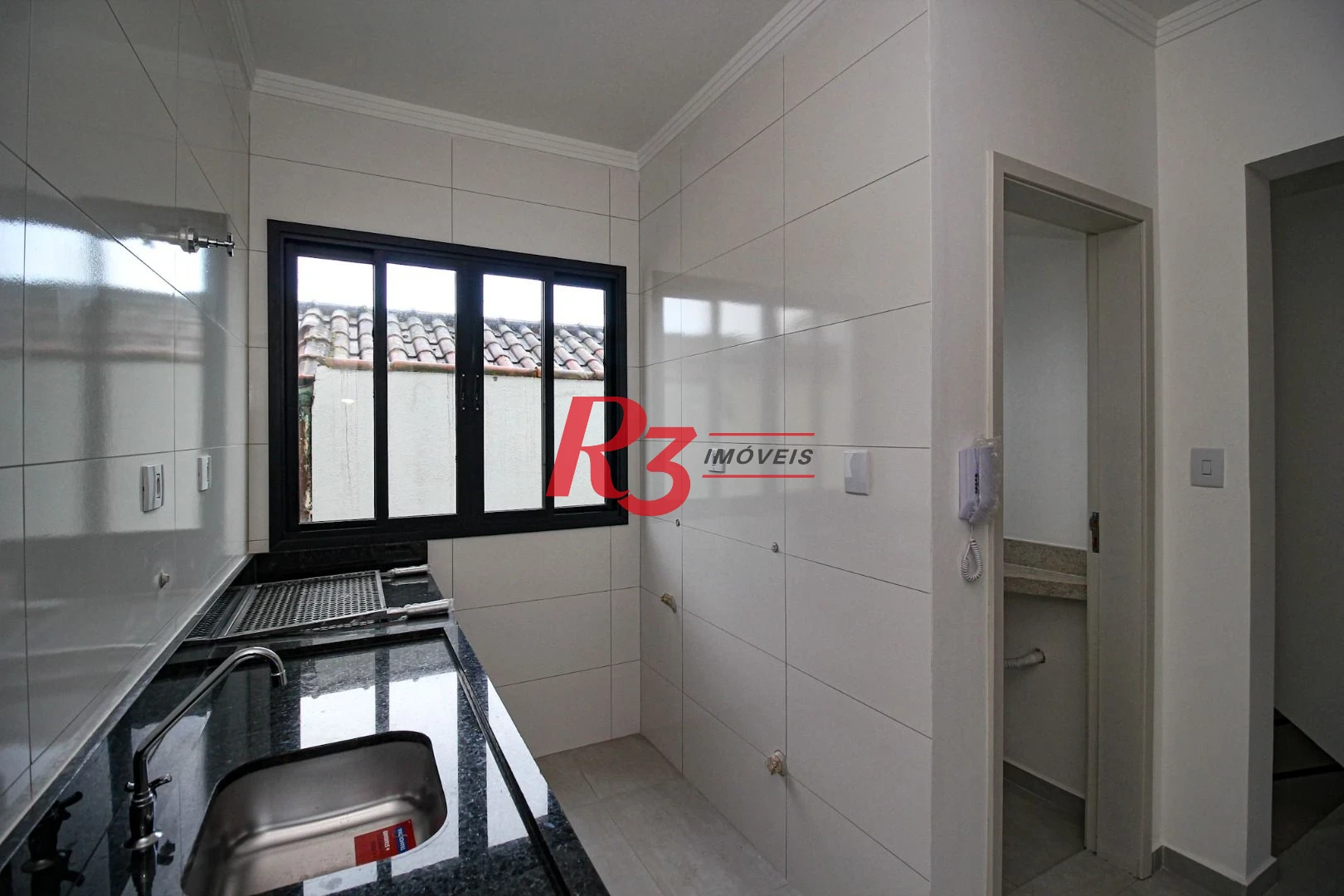 Sobrado triplex  à venda  em villagio no bairro do Macuco. 94 m², 2 suítes, vaga para carro e moto e espaço com churrasqueira !