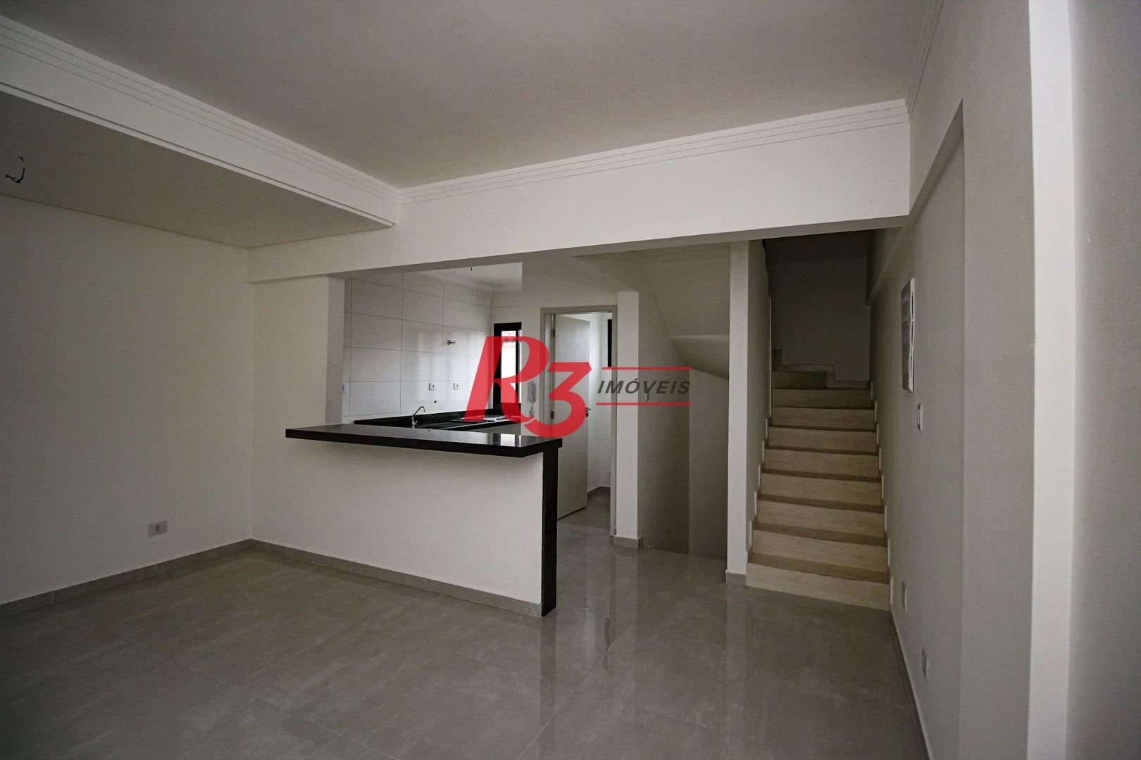 Sobrado triplex  à venda  em villagio no bairro do Macuco. 94 m², 2 suítes, vaga para carro e moto e espaço com churrasqueira !