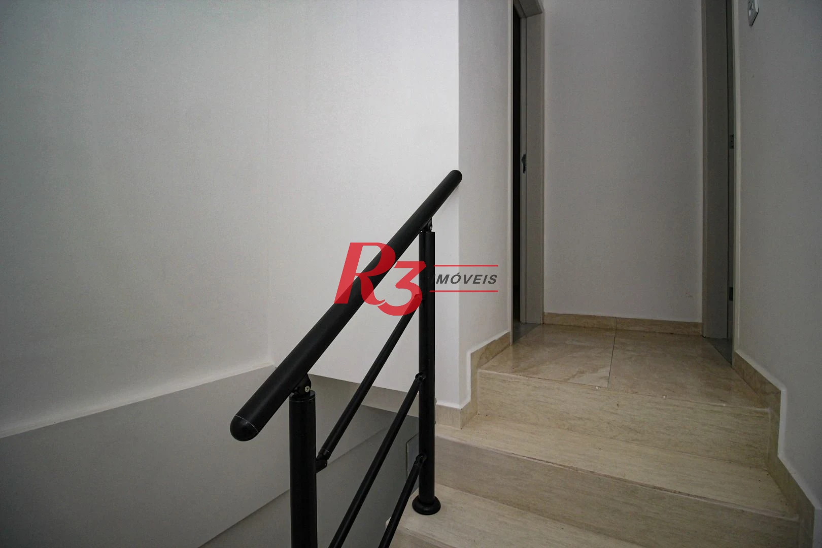 Sobrado triplex  à venda  em villagio no bairro do Macuco. 94 m², 2 suítes, vaga para carro e moto e espaço com churrasqueira !