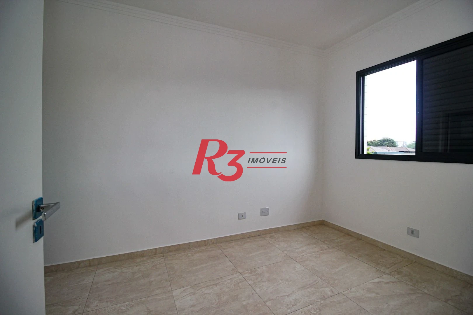 Sobrado triplex  à venda  em villagio no bairro do Macuco. 94 m², 2 suítes, vaga para carro e moto e espaço com churrasqueira !