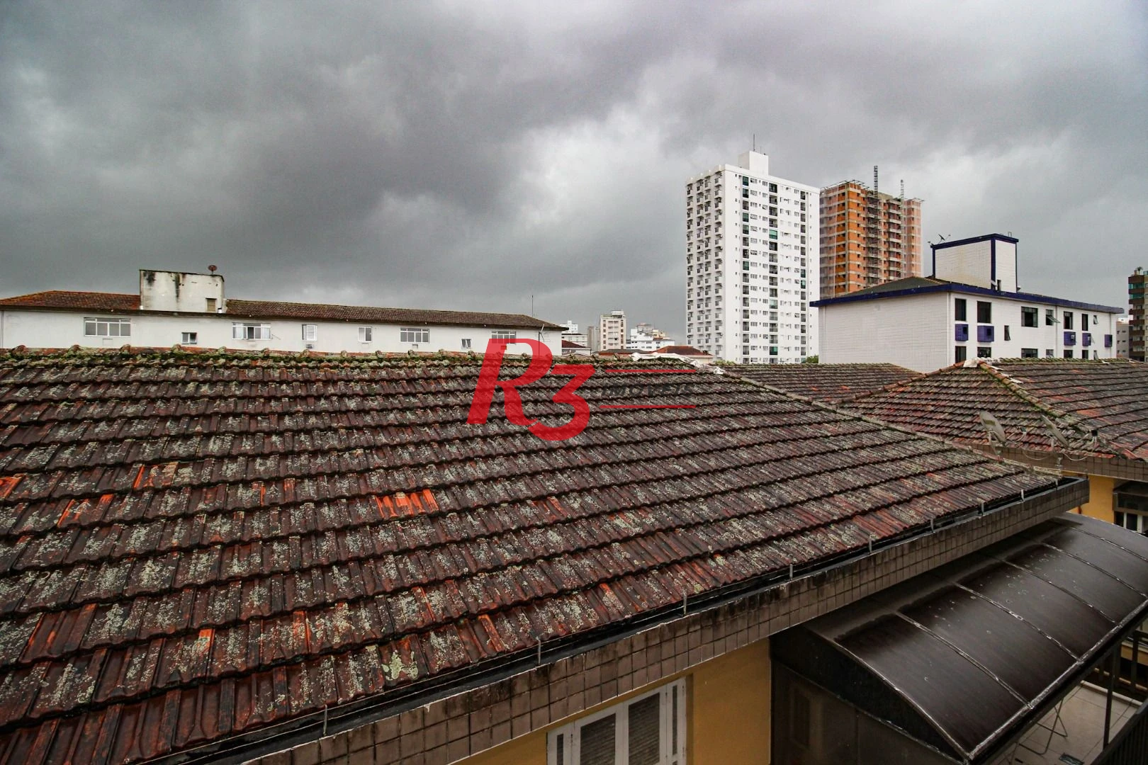 Sobrado triplex  à venda  em villagio no bairro do Macuco. 94 m², 2 suítes, vaga para carro e moto e espaço com churrasqueira !