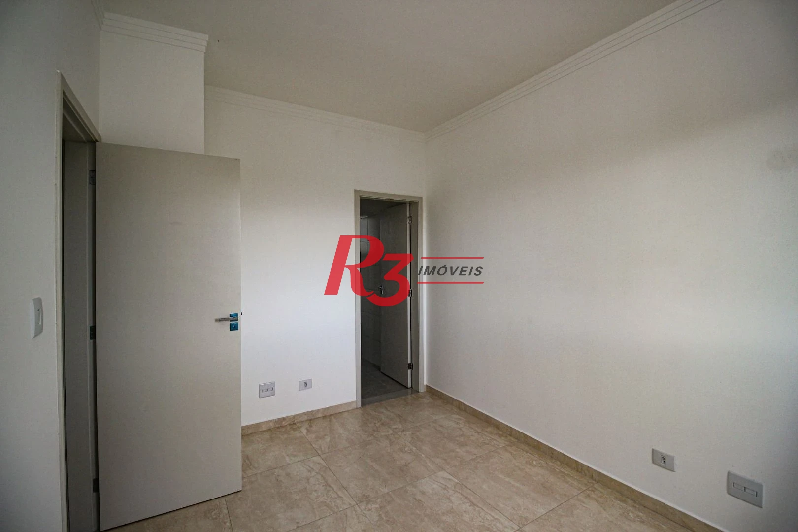 Sobrado triplex  à venda  em villagio no bairro do Macuco. 94 m², 2 suítes, vaga para carro e moto e espaço com churrasqueira !