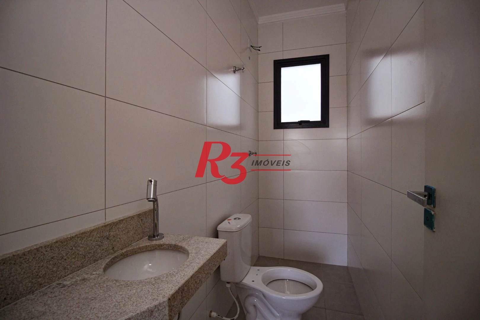Sobrado triplex  à venda  em villagio no bairro do Macuco. 94 m², 2 suítes, vaga para carro e moto e espaço com churrasqueira !