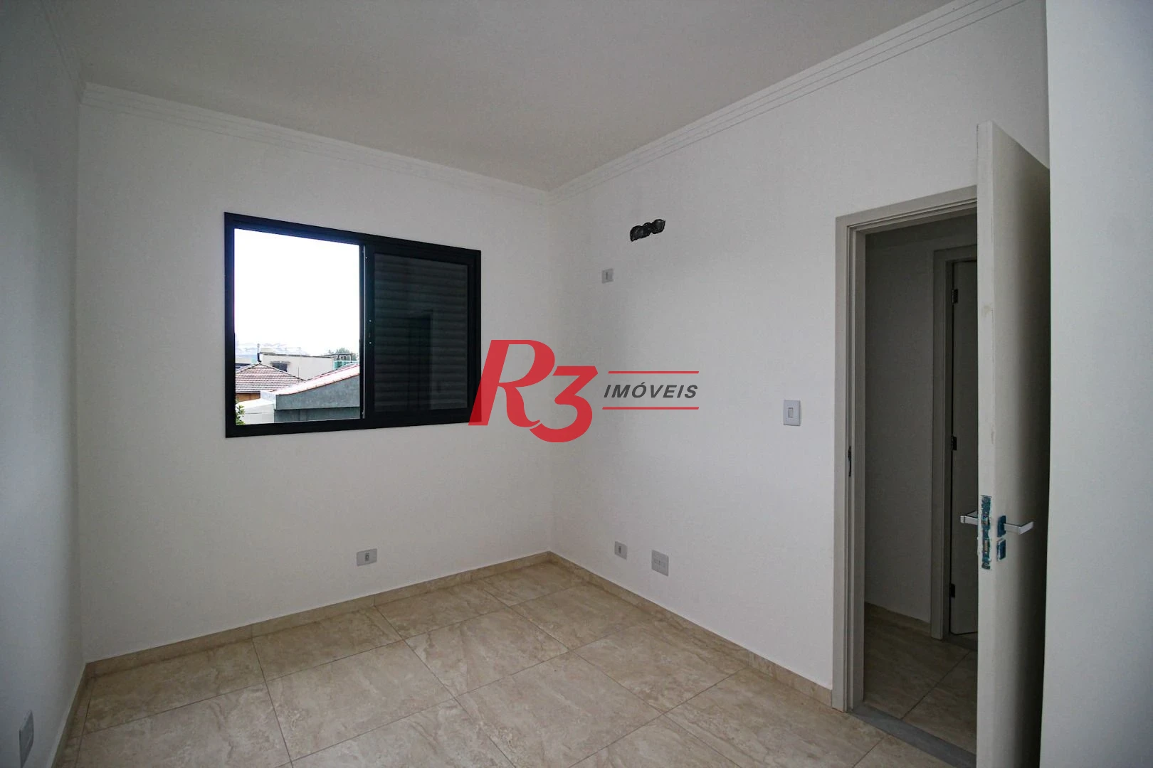 Sobrado triplex  à venda  em villagio no bairro do Macuco. 94 m², 2 suítes, vaga para carro e moto e espaço com churrasqueira !